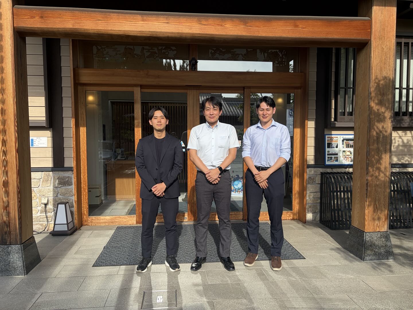 研修終了後、講師と株式会社ラプラス・システムのご担当者が並んで撮影した集合写真