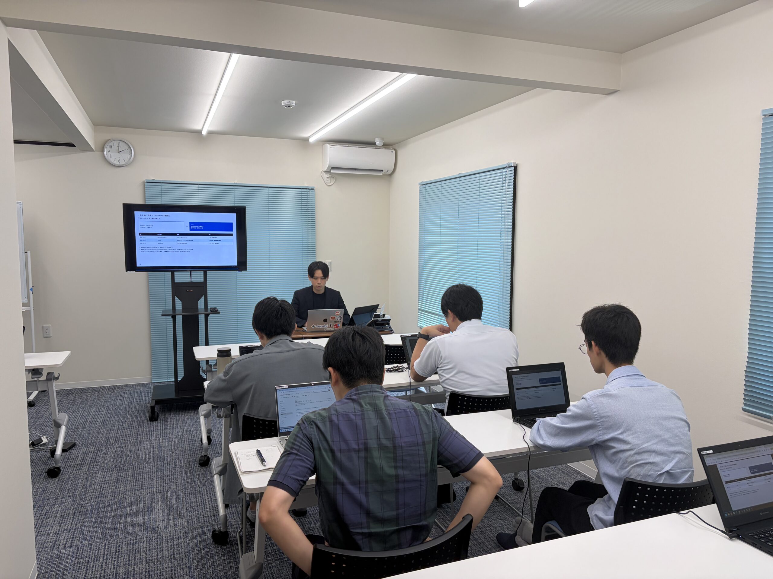Claude Code発展研修の受講風景。受講者が自分のPCでハンズオンに取り組んでいる