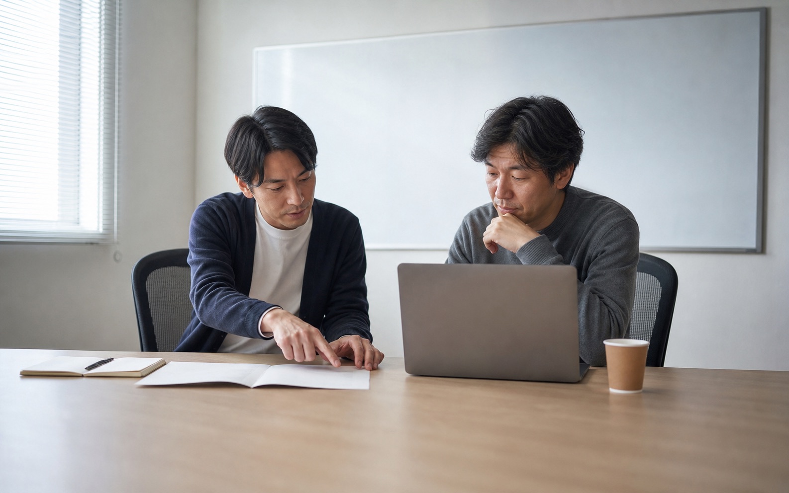 会議室で法人向けAIの契約プランを検討する情報システム担当者