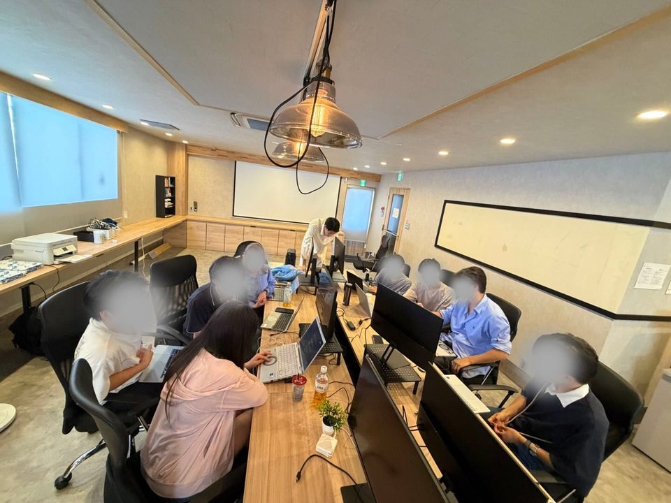 GUILDの勉強会で参加者が講師に質問しながら手を動かす様子