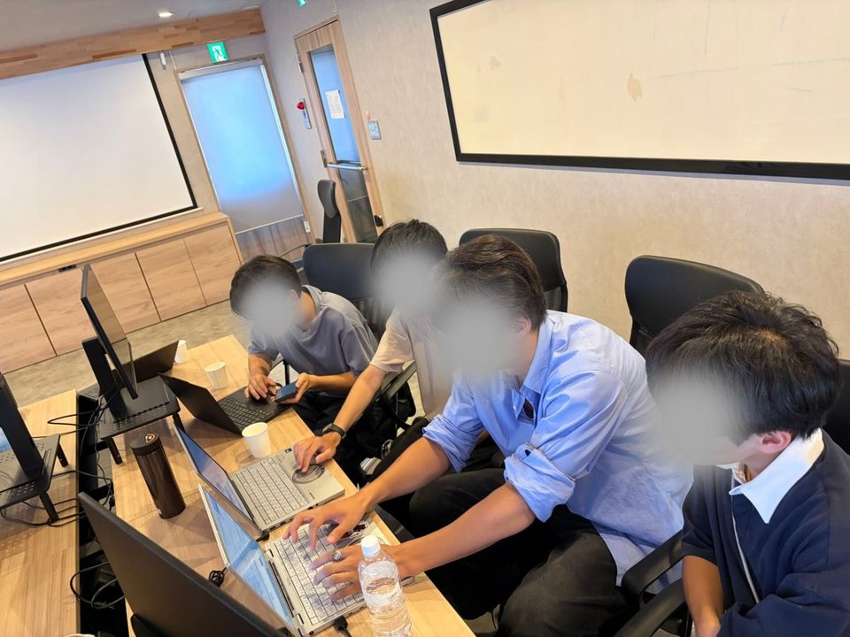 GUILDの勉強会でノートPCに向かって実装を進める参加者