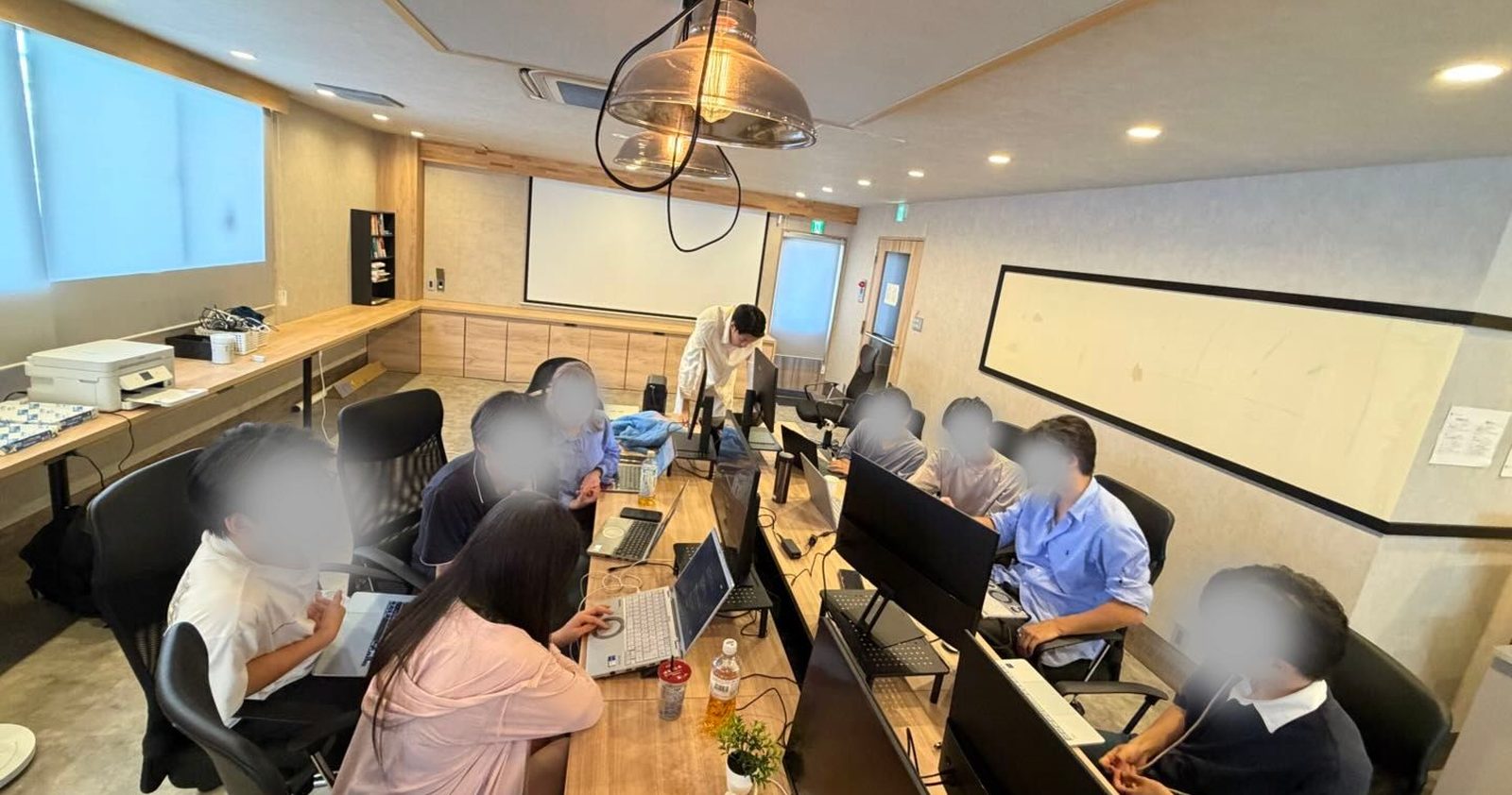 GUILDの勉強会で、講師が席を回りながら参加者が手を動かしている様子